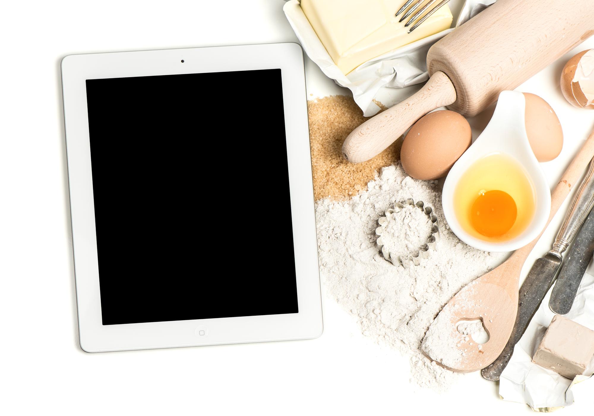 Set di lavoro con tablet e ricette